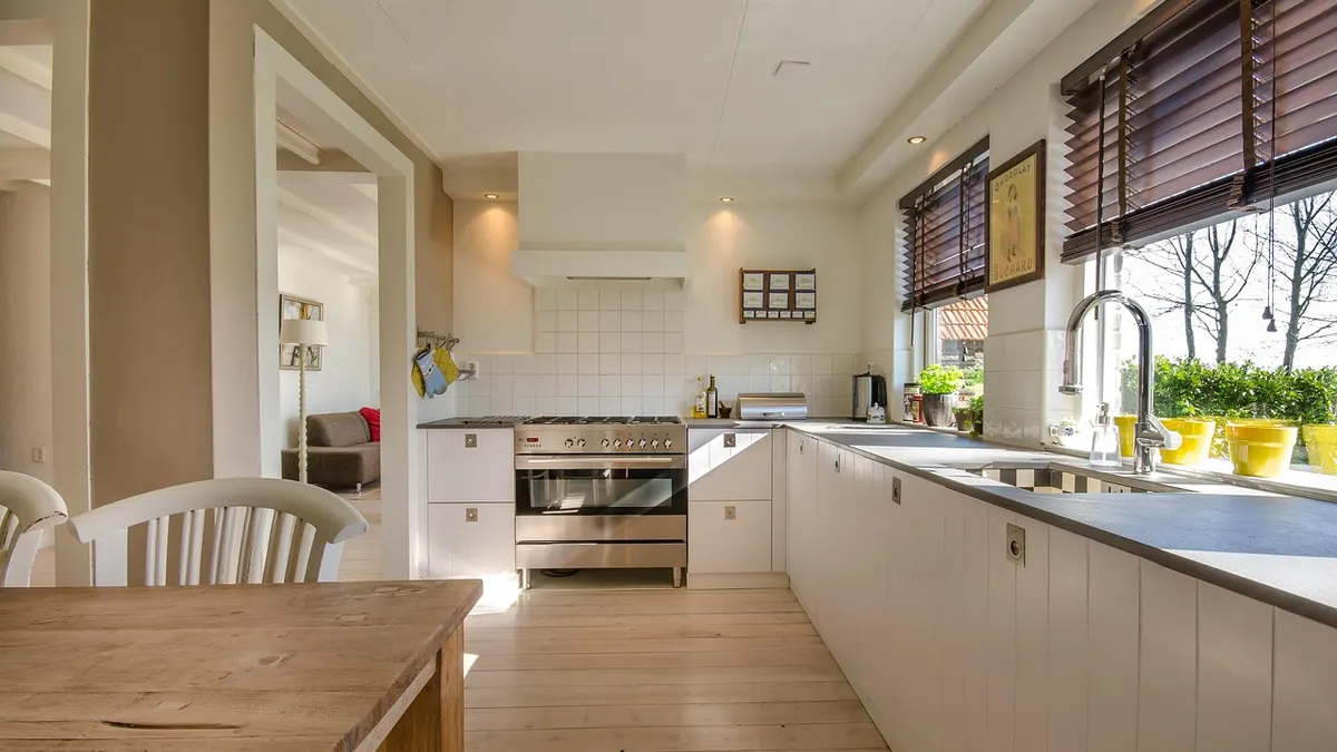 Cozinha moderna clara com bancada longa e fogão