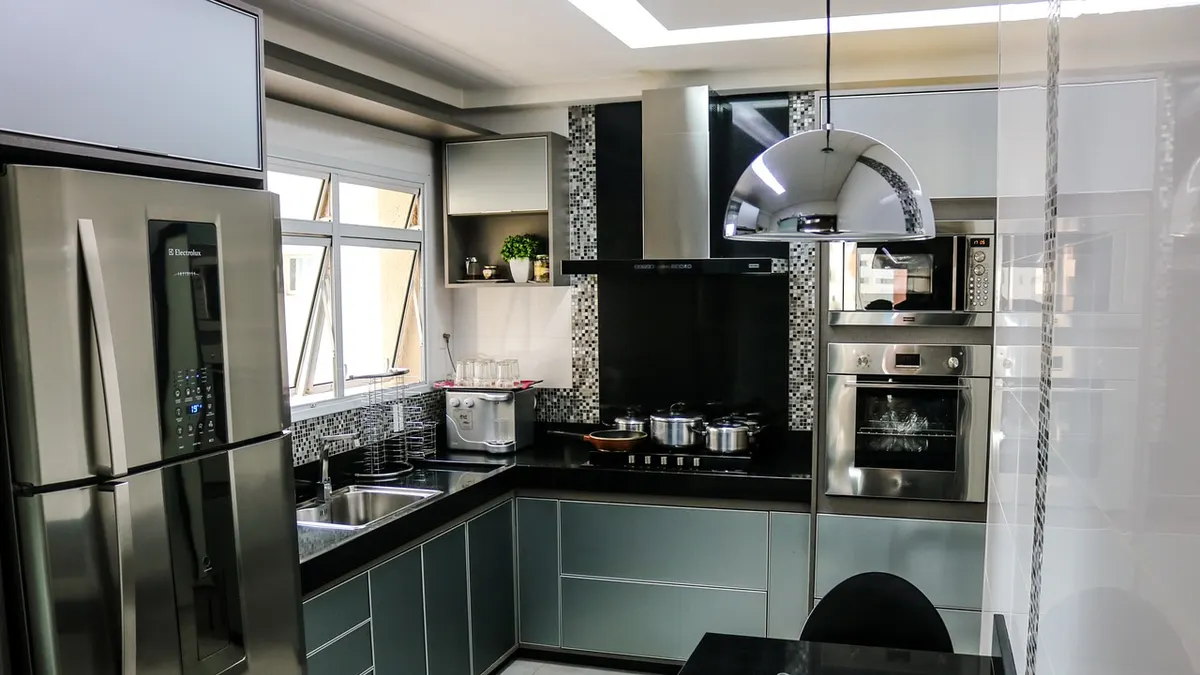 Cozinha moderna com geladeira de aço inox e bancada