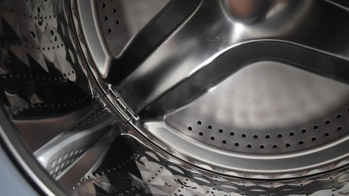Cesto de aço inox de máquina de lavar visto de perto